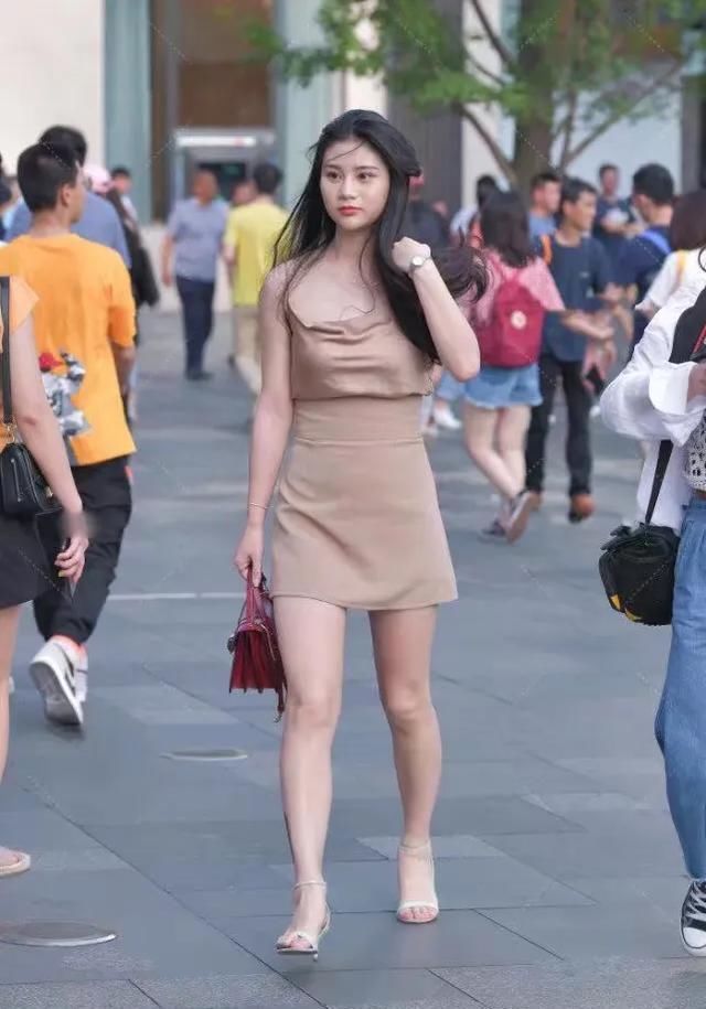 微胖的美女高腰半身裙修身显气质,让造型显得优雅大方