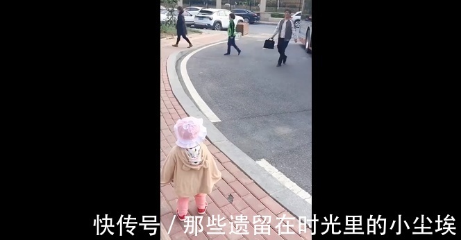 小萝莉接爸爸下班,可把小情人高兴坏了,下一秒跌倒爸爸心疼坏了