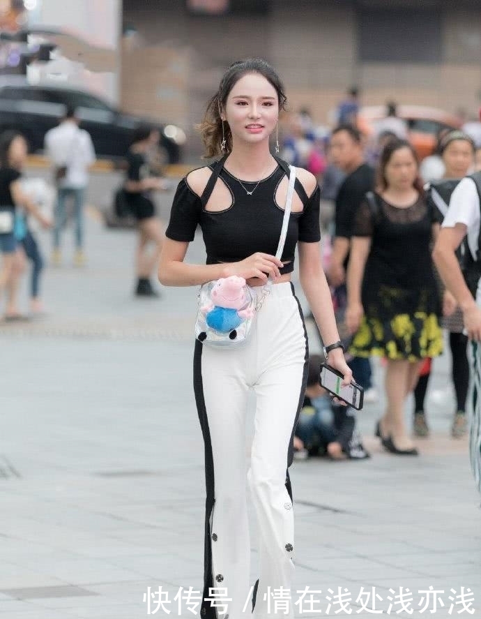 小姐姐|街拍:漂亮小姐姐身材高挑,还会穿衣打扮