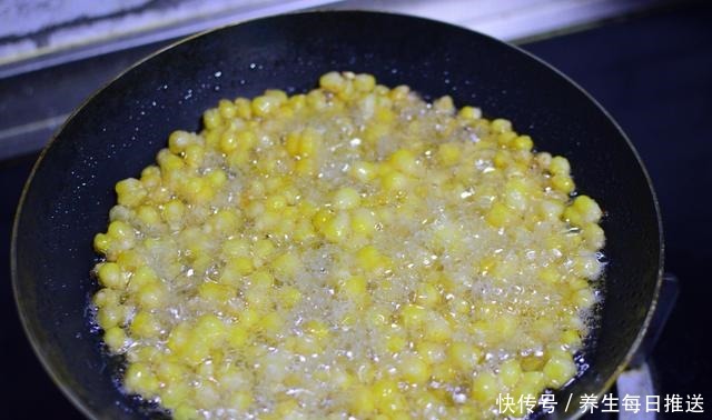 教你在家做“黄金玉米烙”，牢记这2点，做的玉米烙不散更好吃