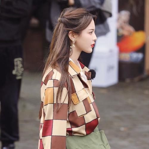 外套|小姐姐穿彩色格子外套,配酒红色丝绒长裤,港风美女既视感