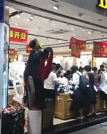 |搞笑GIF:谁被咬谁埋单我能一个人按到只剩最后一颗