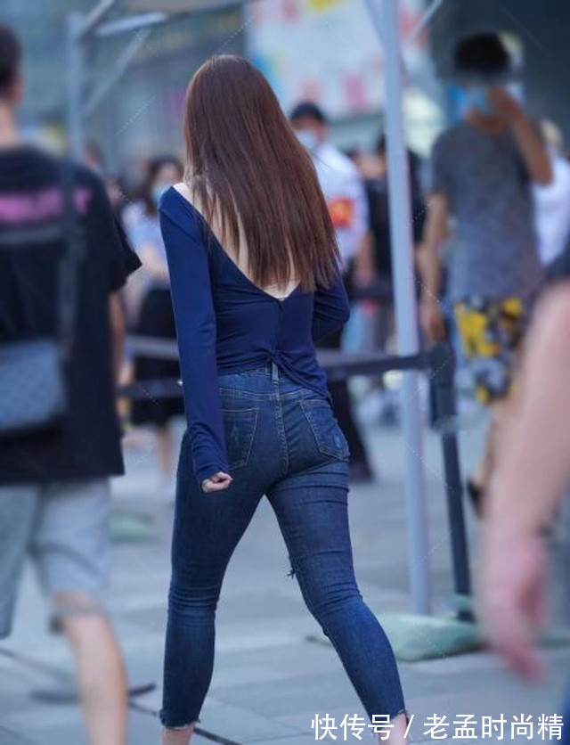 牛仔打底裤|短款牛仔打底裤搭配红色上衣,沉稳优雅穿搭,整洁且有设计感