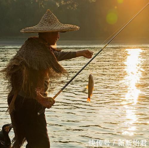 建议大家钓鱼别再用蚯蚓了，学老渔民这么捕鱼，天天吃鱼乐开花