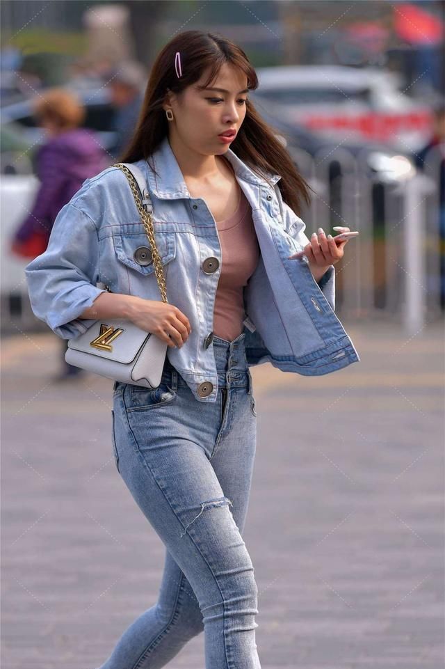 浅蓝牛仔外套，搭配牛仔裤，展现复古的休闲范儿