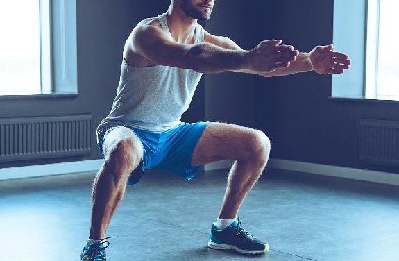 肌肉群|深蹲是“动作之王”，每日坚持训练，有哪些益处？