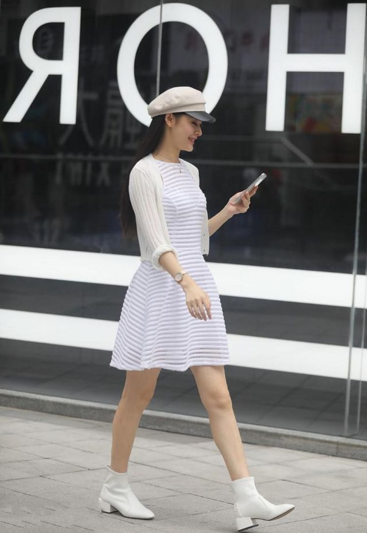 莫代尔|街拍美女:黑色上衣搭配牛仔裤,舒适透气,独特设计更显青春活力