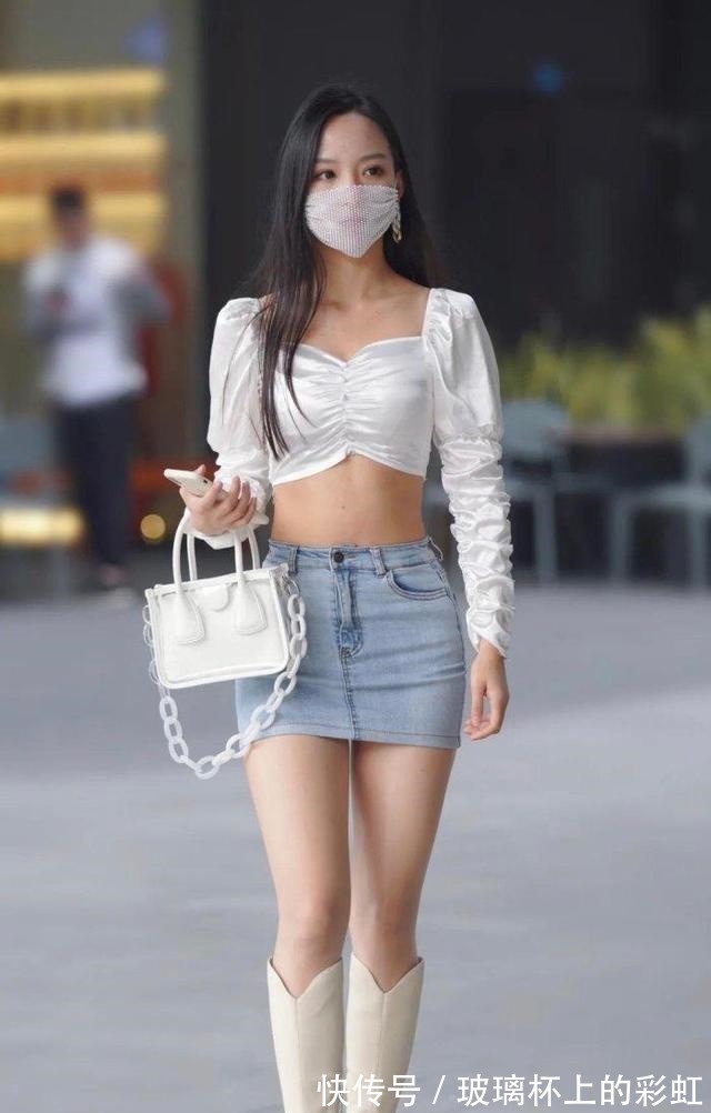 搭配 小姐姐人瘦但贵在曲线好,即便是如此清凉搭配,但魅力依旧给力