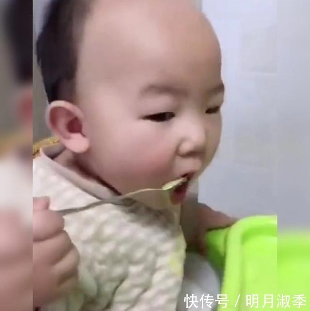 鼻梁|2岁儿子乖巧吃饭,“地中海”发型太吸睛,网友:上辈子是个阿哥