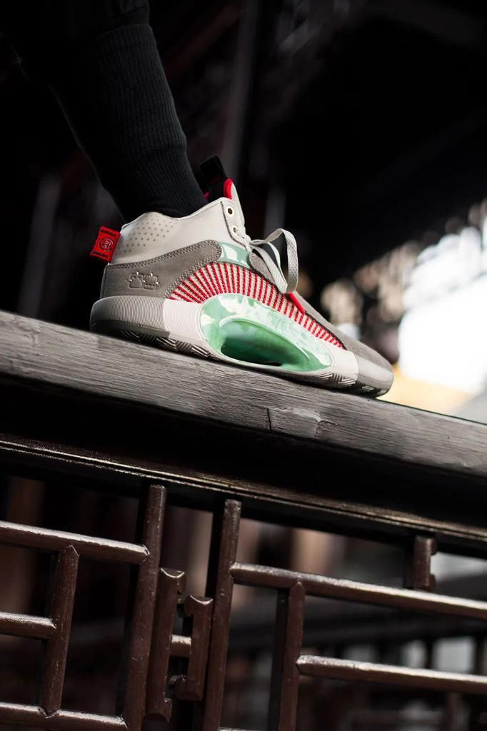 永远滴神！兵马俑 AJ 套装上脚太帅了！冠希刚晒出隐藏玩法！