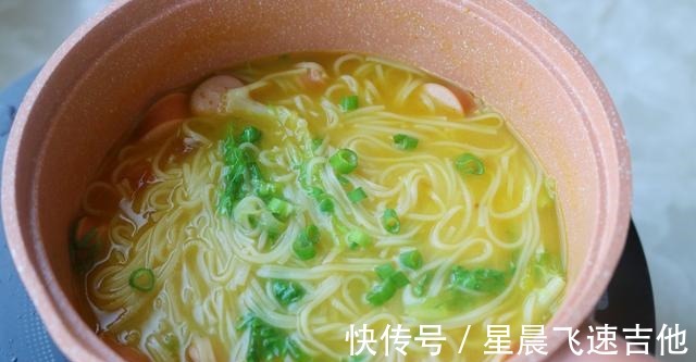 嫂子带小侄女来家里玩,中午点名要咖喱面,好吃到飞起!