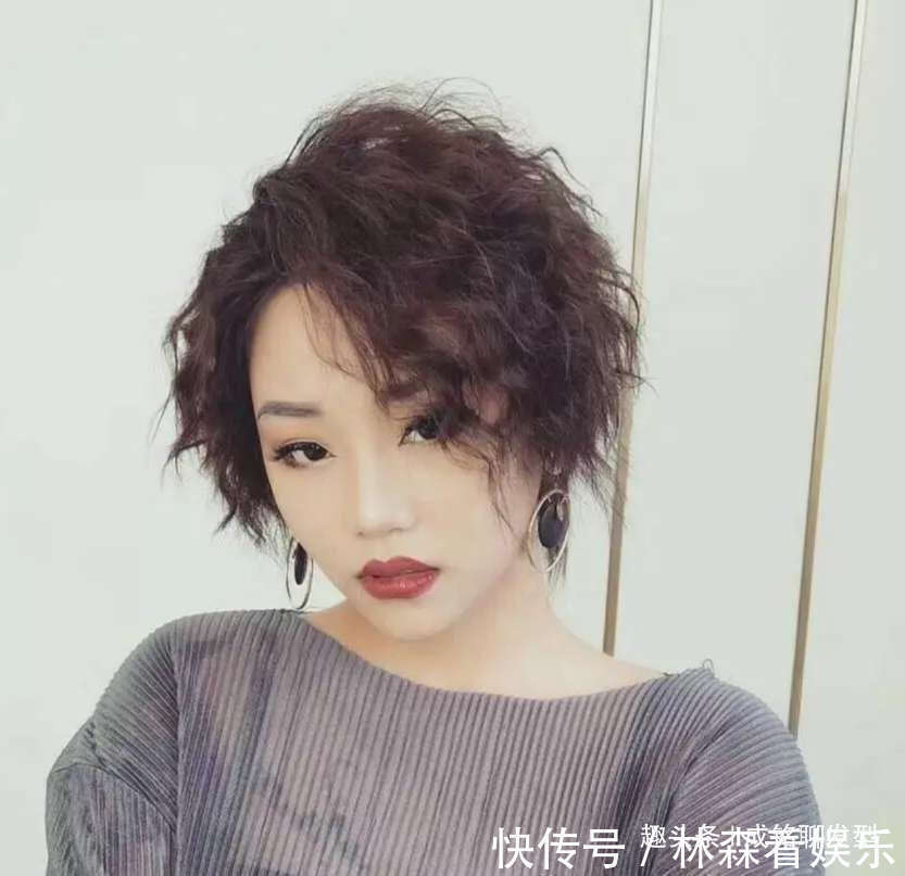 发量 脸胖的女生不适合短发看了这九款发型,你以前的发型都弱爆了