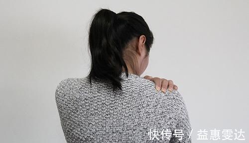 疼痛|肩膀疼痛當作是肩周炎，卻查出肝癌，醫生：伴隨2個癥狀，別忽略