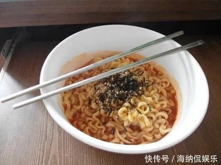 低级|80后拿来当饭吃的零食,泡面太低级了,这4种最喜欢哪个