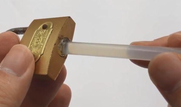 热熔胶棒用火烧一烧，再插进锁孔里，作用太厉害了，省钱又实用！