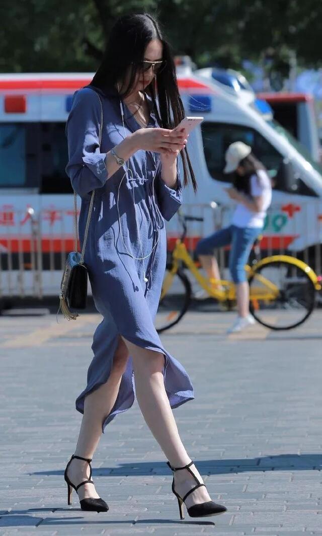 搭配|街拍:清新淡雅的搭配,能够让女生看起来更加的有气质