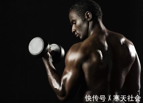 力量训练|明明是练哑铃弯举,为什么二头无泵感,肩部却酸得要命?