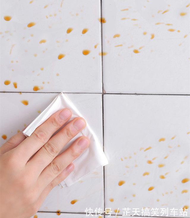 收纳|厨房别再贴瓷砖了,这种新型替代材料,看着高级还耐脏