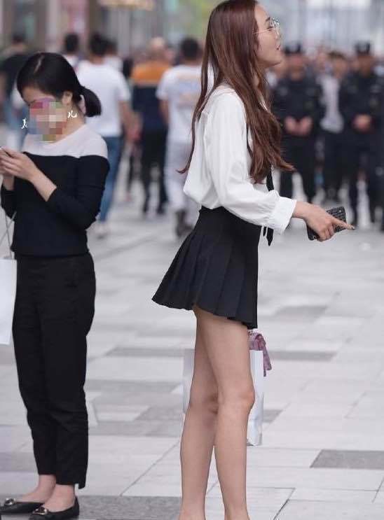 佳品|街拍：百褶裙是很多女孩子出门逛街的必备佳品