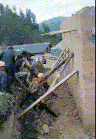 |搞笑GIF:当时妹子就急哭了 再也不穿裙子玩单杠了