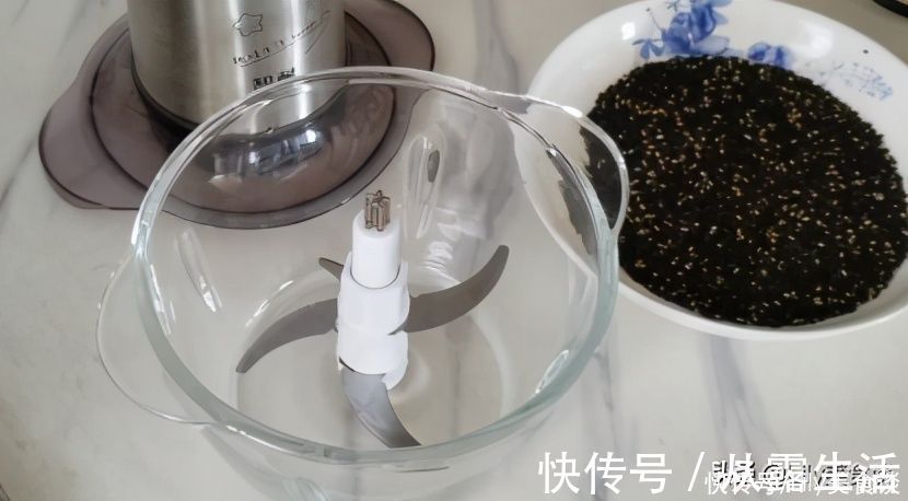 冷天要常吃黑芝麻,教你新做法,每天吃一勺,精神饱满过冬季