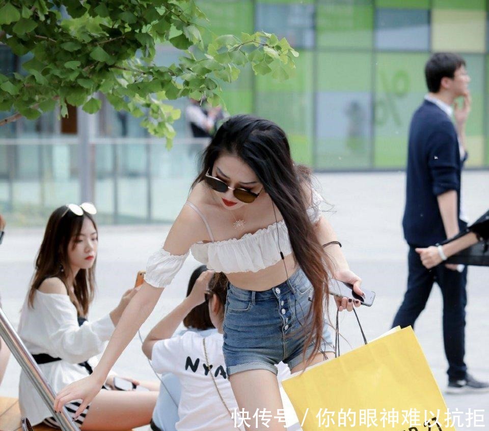 长腿热裤美女,白皙透亮的皮肤绝美!