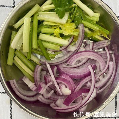 十三香|把全家人征服的重庆鸡公煲(五香版),好吃到过分