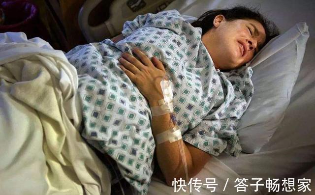 怀胎|怀胎11个月产下“牛奶宝宝”,全家紧张万分,护士恭喜宝妈