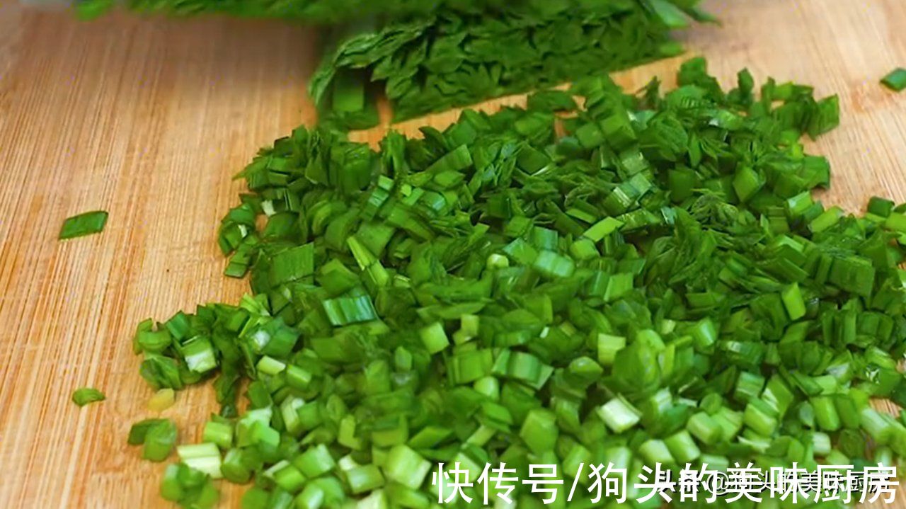 懒人早餐我就服这个做法，不揉不擀面，几分钟做一锅，酥脆鲜香