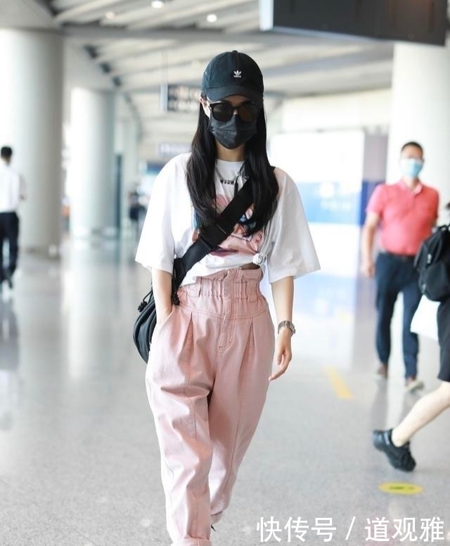 潮感|薇娅不是明星却有潮感,白T恤配粉裤秀身材,甜美清新哪像35岁