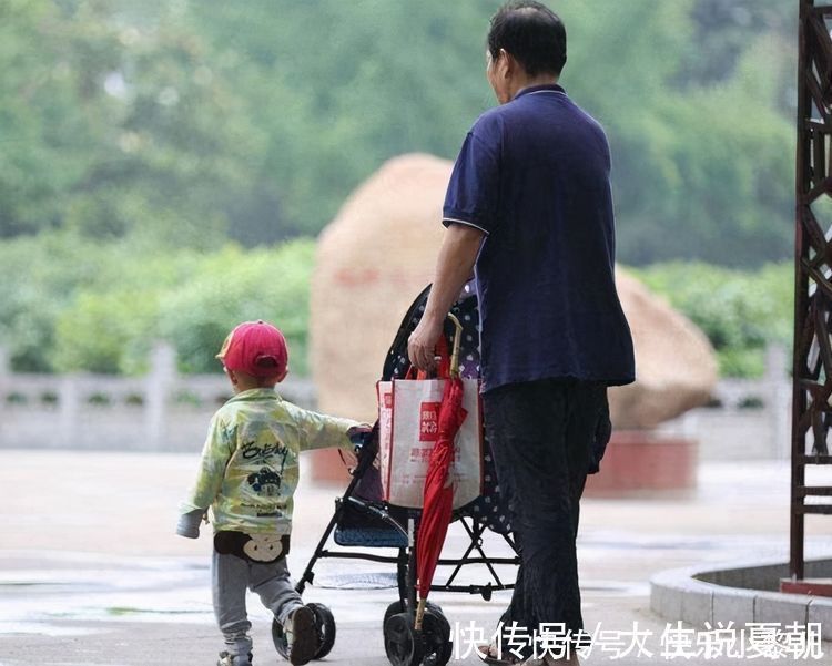 精养|农村爷爷给孙子“硬核”洗脚,想笑又好痛,网友:这就是童年