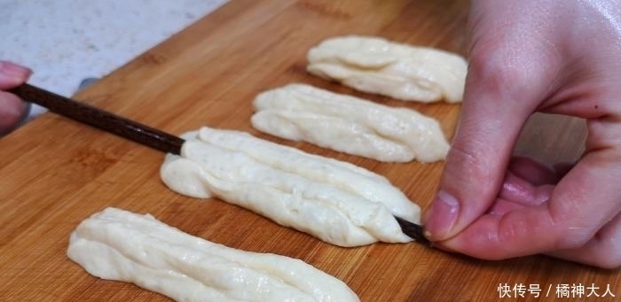 炸油条时,有人加鸡蛋,有人加泡打粉,其实都不对,教你正确做法