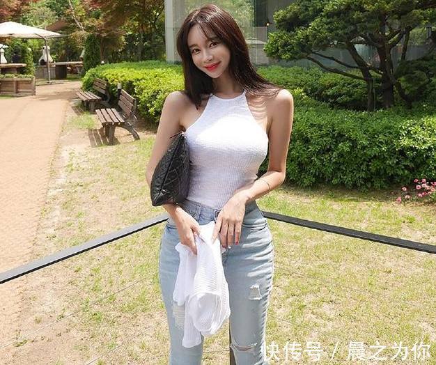 时尚 身材极佳的牛仔裤美女,秀出迷人大长腿,吸引力十足!