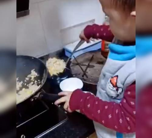 小男孩|萌娃站在凳子上炒饭,动作麻利、一气呵成,网友:确实大有可为啊