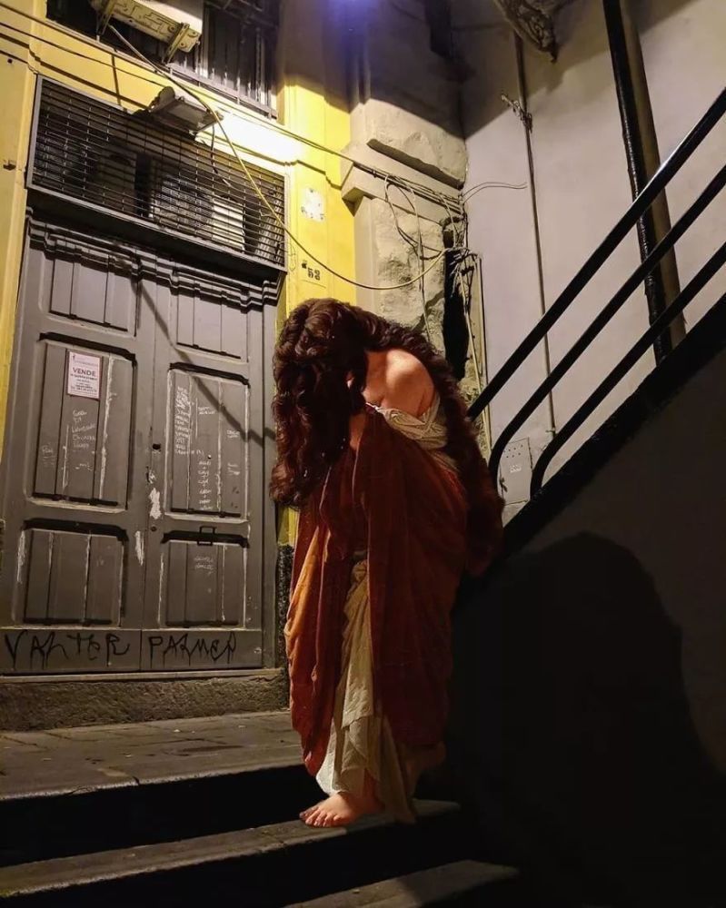 油画中的美人都跑了出来,就藏在我们周围,你能发现她们吗