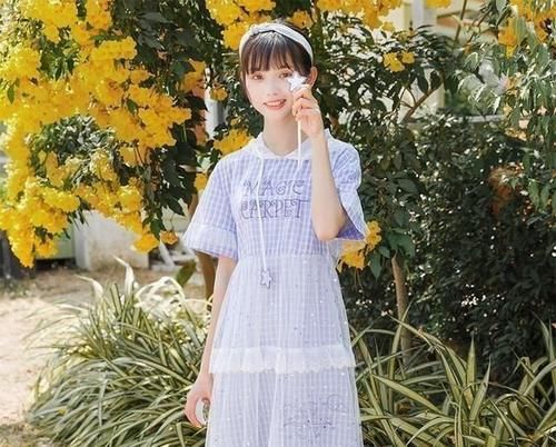 性感|大方成熟的牛仔裤美女，穿搭简单却十分有女人味，尽显性感身材