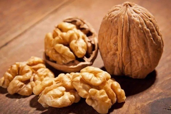 脚气|核桃营养美味,剩下的核桃壳先别扔,有4个好处,不管男女都需要