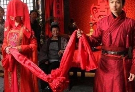 出嫁#才女上联招亲,天字出头为我夫,秀才的下联让她又羞又气只得出嫁