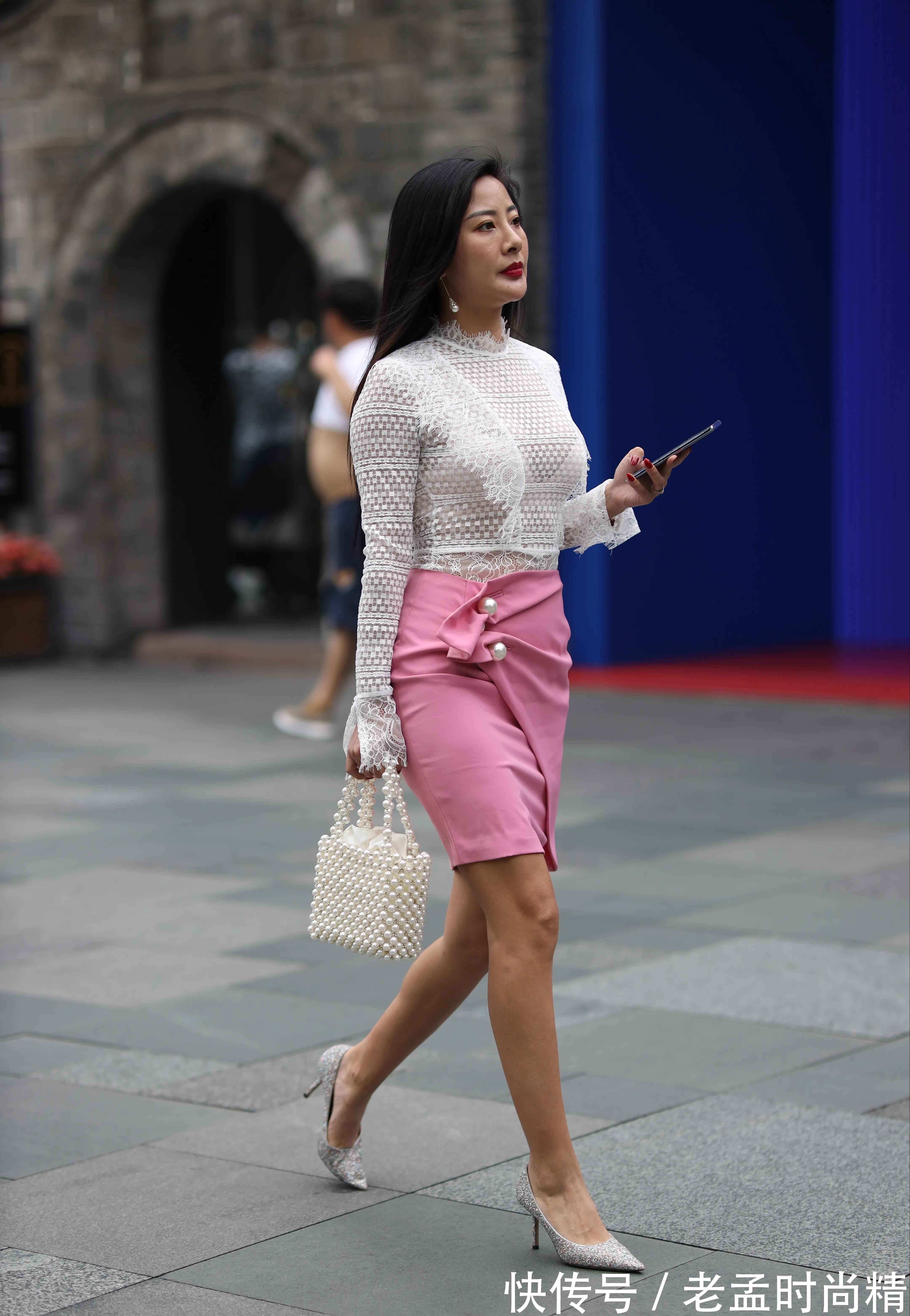 长袖|初秋的穿搭,白色蕾丝长袖衫配玫红色短裙,优雅大方又魅力十足