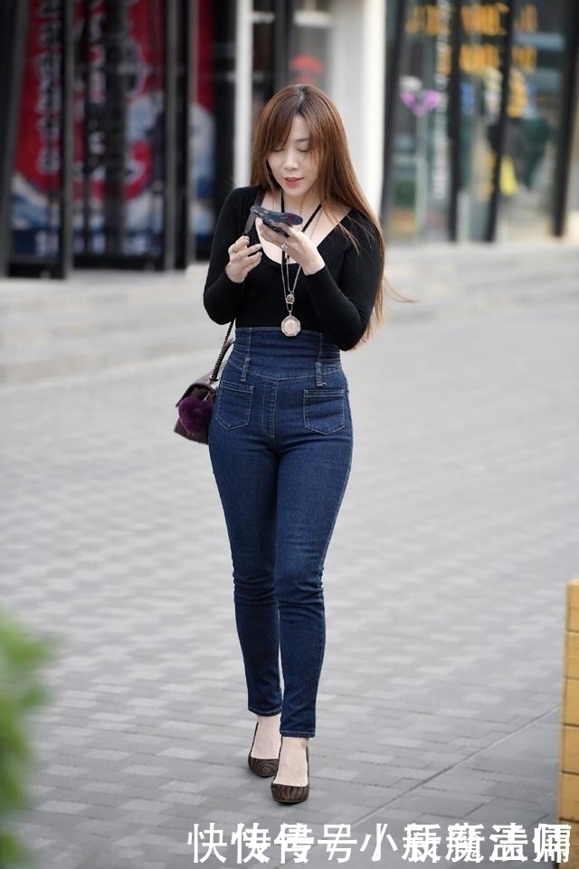 路人街拍,美女穿浅色的吊带连衣裙,简约有气质