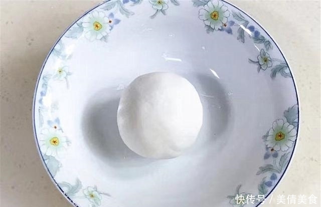 热气腾腾|糯米面搓成球，加点红糖煮，一碗热气腾腾的糯米小圆子就出锅