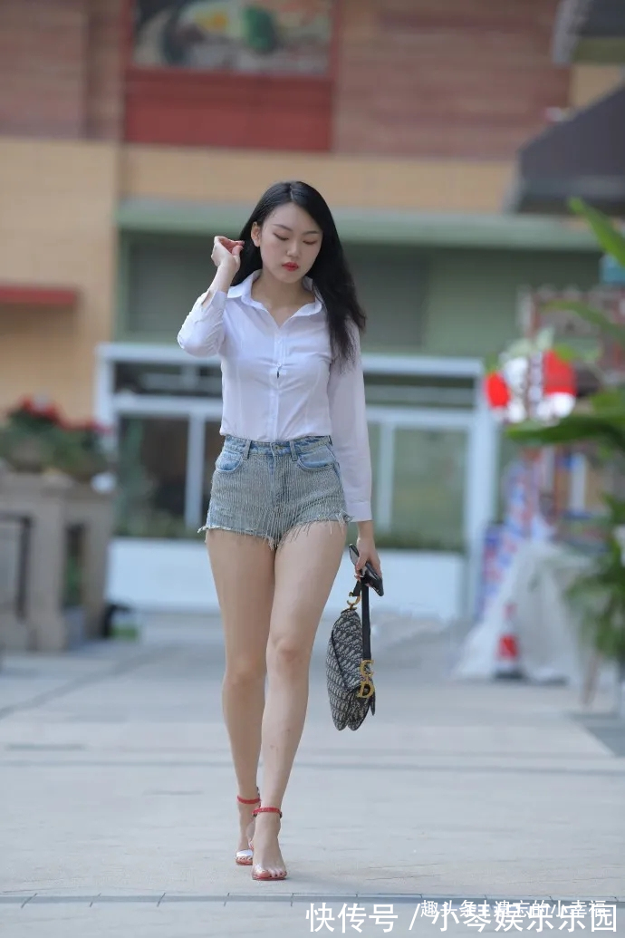 高跟鞋 亮白色衬衣,搭配短款牛仔裤,穿出活力四射的迷人魅力