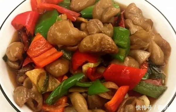 几盘下饭菜、一锅米饭，家人围桌而坐，吃得津津有味，超满足！