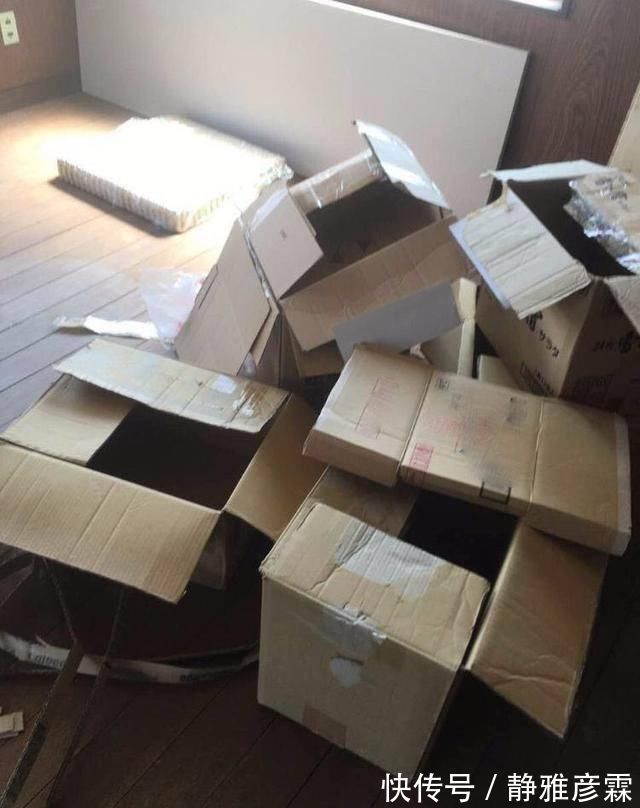 旧纸箱子卖不了几毛钱，老妈攒下来做了张单人床，还挺结实的