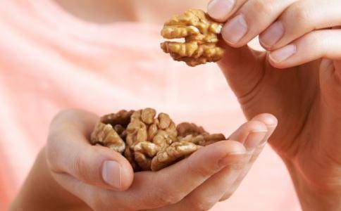 碳水化合物|经常吃核桃等于吃油?营养师:不管好坏,2类人一口都不要多吃