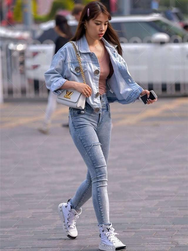 浅蓝牛仔外套，搭配牛仔裤，展现复古的休闲范儿