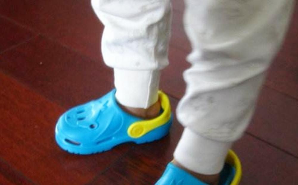 危害|孩子再喜欢这种鞋,妈妈也要尽量避免购买,潜藏的危害很大