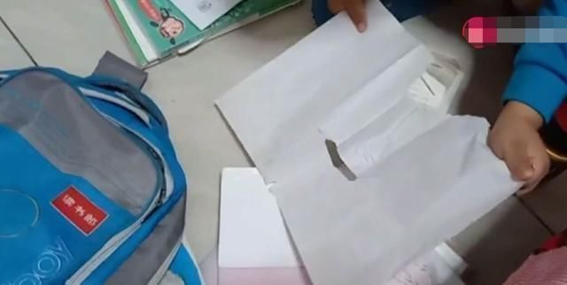 家长别乱翻孩子的书包,包中世界“精彩无比”,你会被气笑的