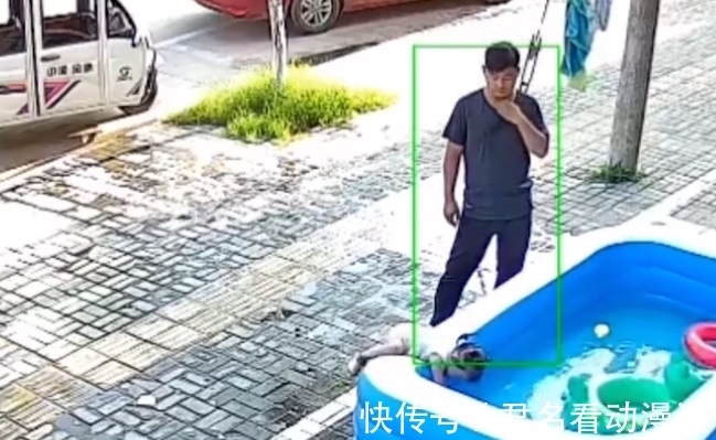 游泳池|河南一爸爸带女儿玩水,不小心走了神,女儿直接跌进水里