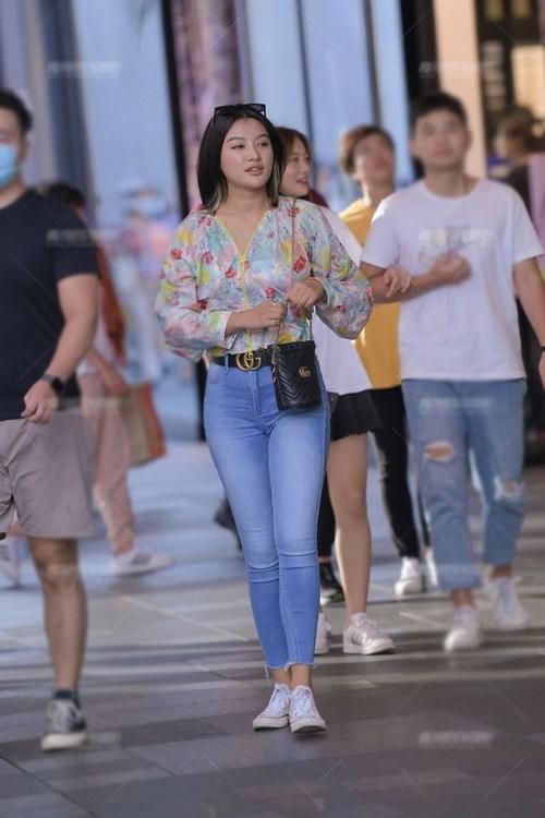 女生们|紧身牛仔裤，性感时尚穿搭，展现优雅好气质！！